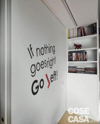 particolare decoro con scritte sulla parete