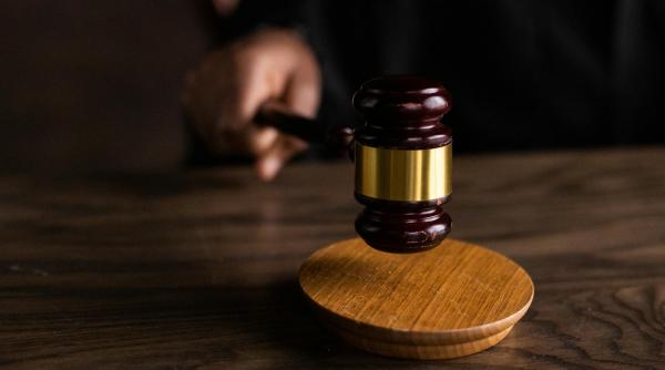 Statul ar putea fi obligat să se îndrepte cu acțiune în regres împotriva magistraților care au comis erori judiciare