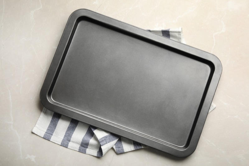 Come pulire la teglia del forno incrostata in modo semplice