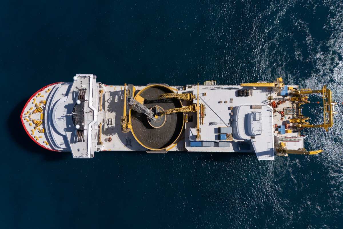 Tyrrhenian Link, completata la posa del ramo ovest: collegherà Sicilia e Sardegna