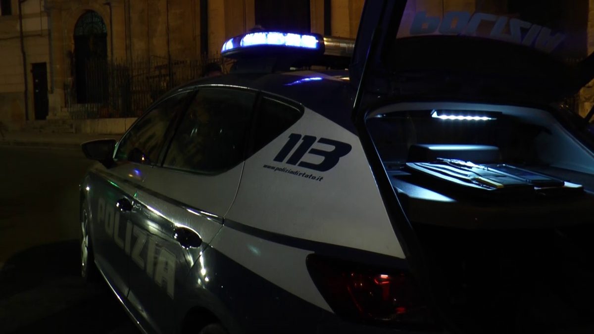 Catania, “Aiutatemi” ma poi prende a calci i poliziotti: arrestato