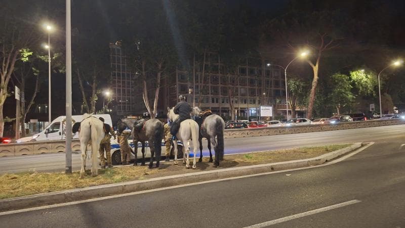 Cavalli in fuga a Roma, niente parata del 2 Giugno per i quattro agenti: rischiano la sospensione
