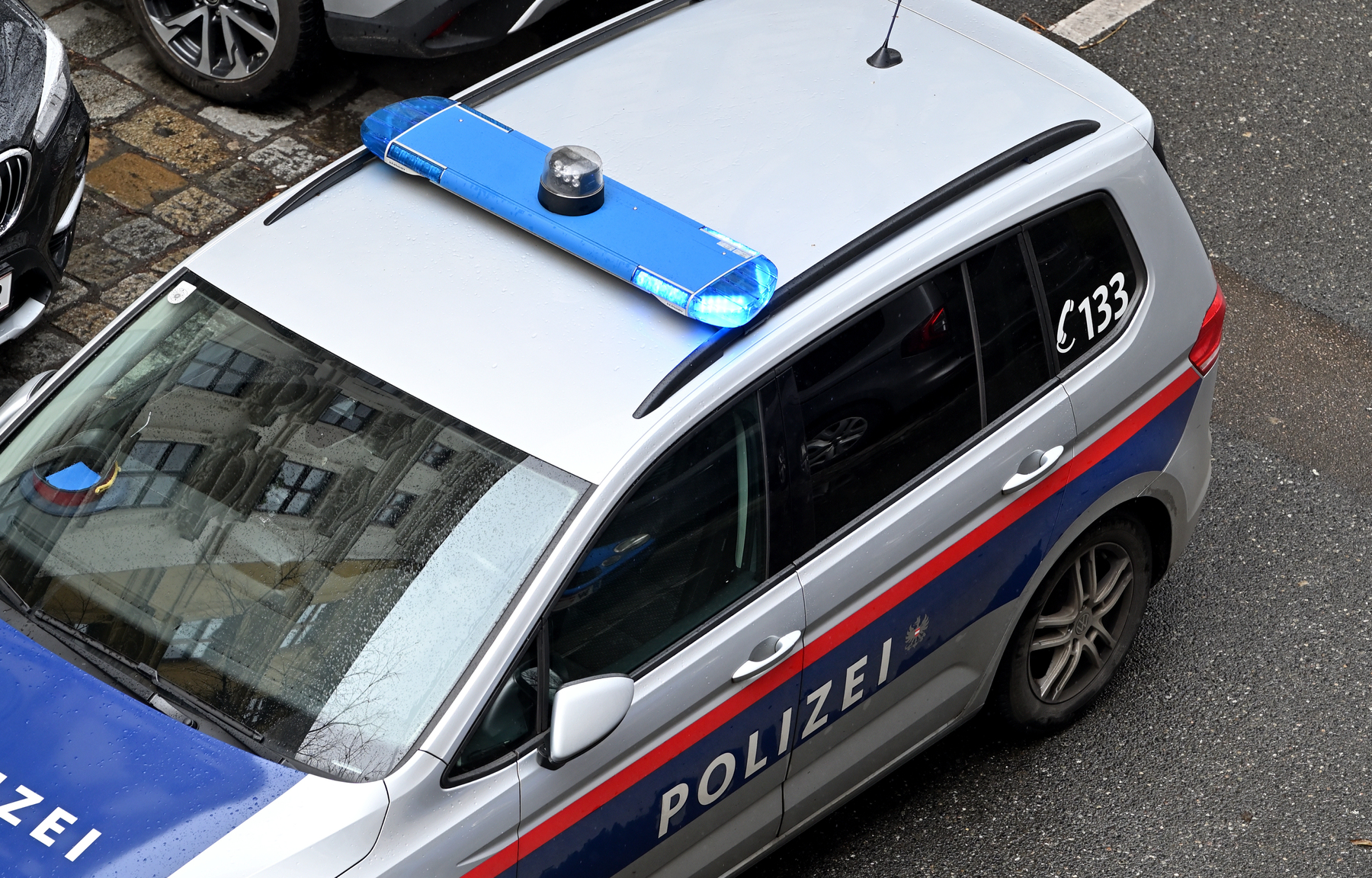 Kärntner attackiert Ehefrau und Polizisten