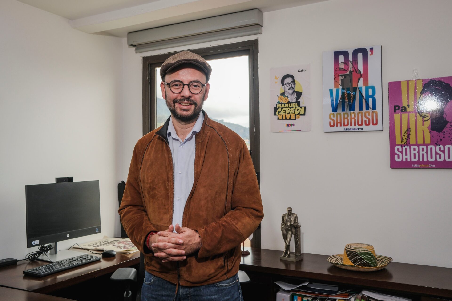 Gabriel Becerra en su oficina del Congreso de la República, en Bogotá.