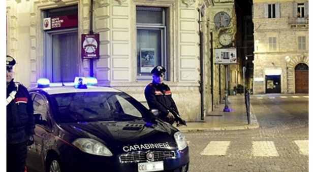 Entrano in casa con coltelli, mannaie e mazze: blitz violento in un appartamento di Ascoli, sette giovani arrestati per l’aggressione
