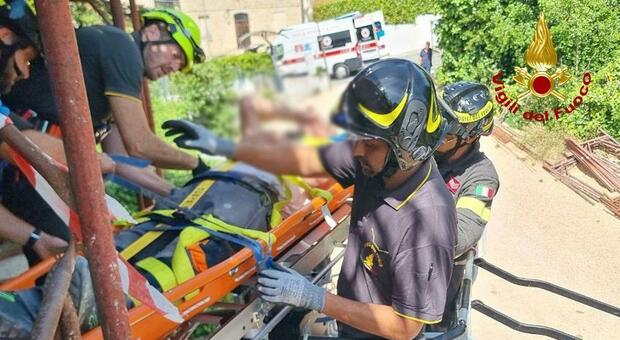Corridonia, operaio colto da malore nel cantiere edile al terzo piano di una palazzina in ristrutturazione. Scatta il soccorso con un’autoscala