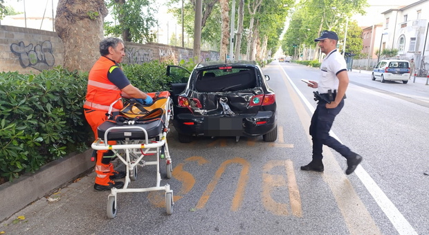 Auto centrata da un mezzo di AnconAmbiente in via Giordano Bruno, ferito un 48enne