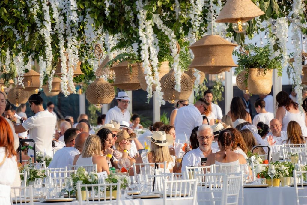 Bienvenida al Verano en Santa Cruz: todos de blanco, con conciertos gratis y 80 comercios colaboradores