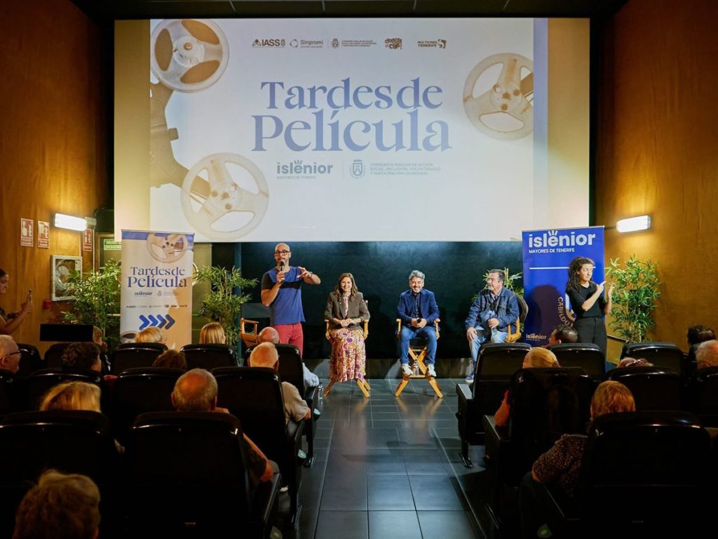 Cine para mayores en Tenerife: una iniciativa activa salas gratis contra la soledad
