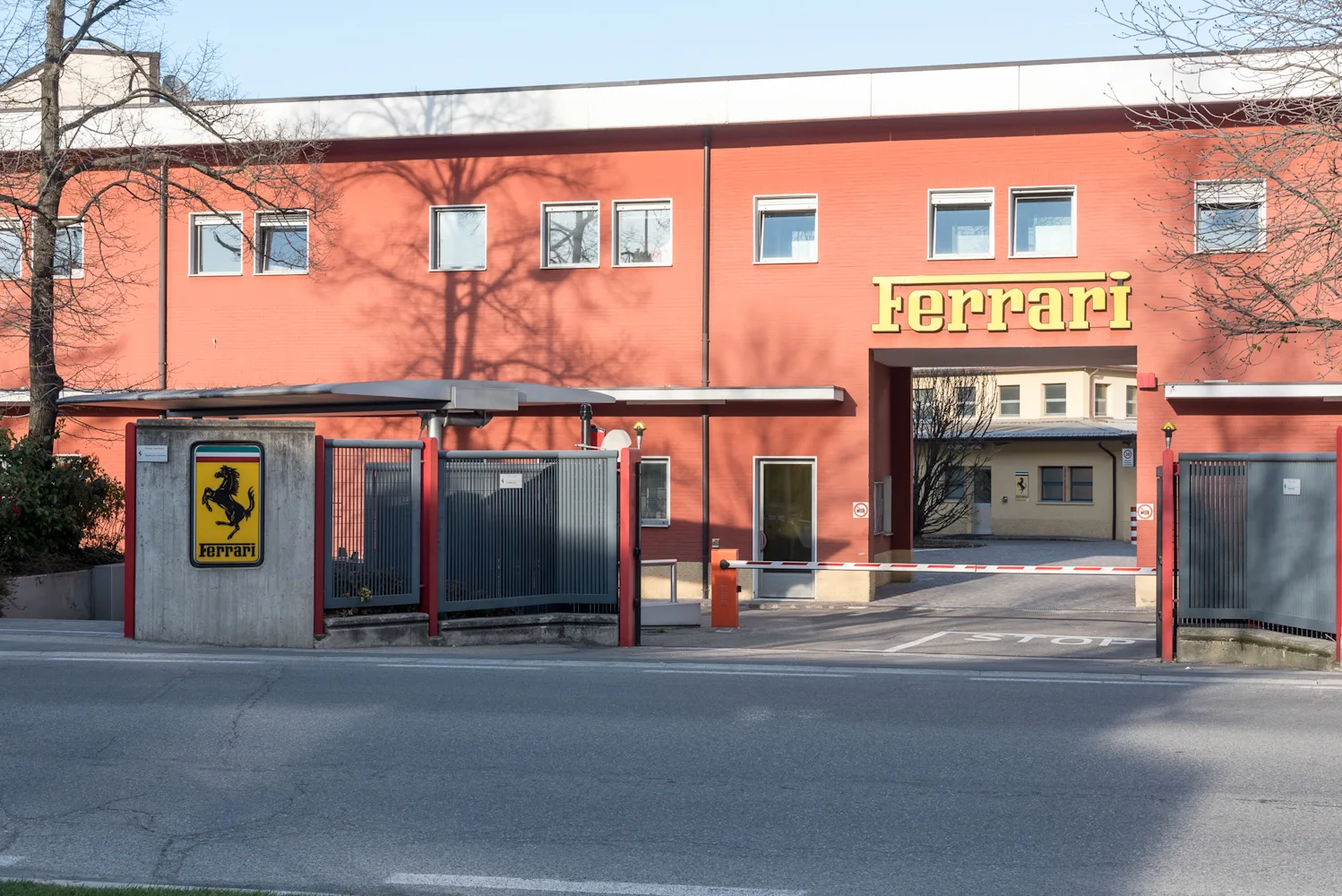 Tradisce la moglie con una collega ma lei lo lascia, operaio della Ferrari licenziato per molestie