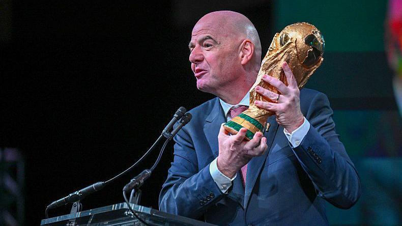 Infantino (Fifa) irride l’Italia: “Si qualifica al Mondiale con 64 squadre, o forse con 208…”