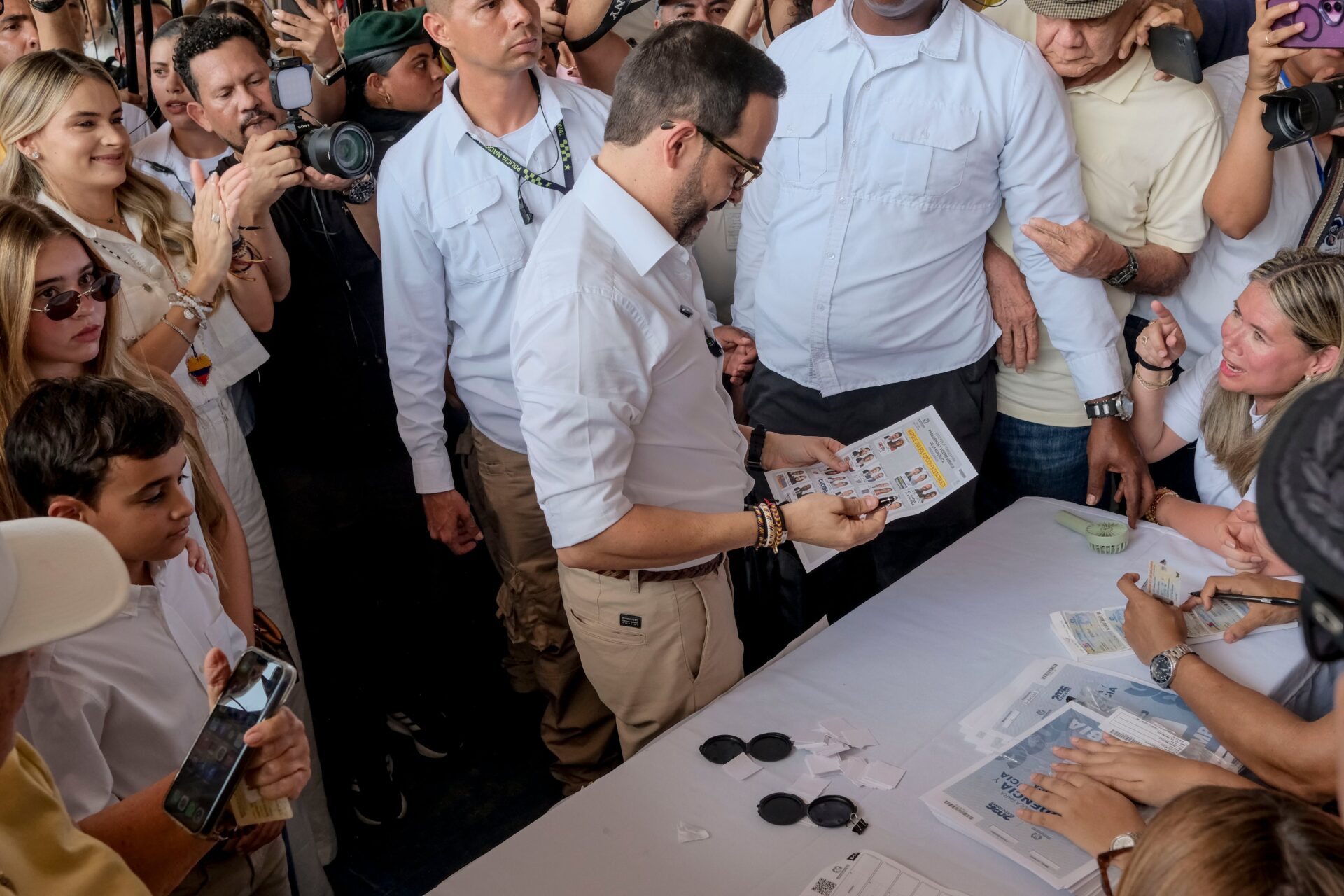 Abelardo de la Espriella vota en el colegio La Enseñanza, en Barranquilla, el 31 de mayo.