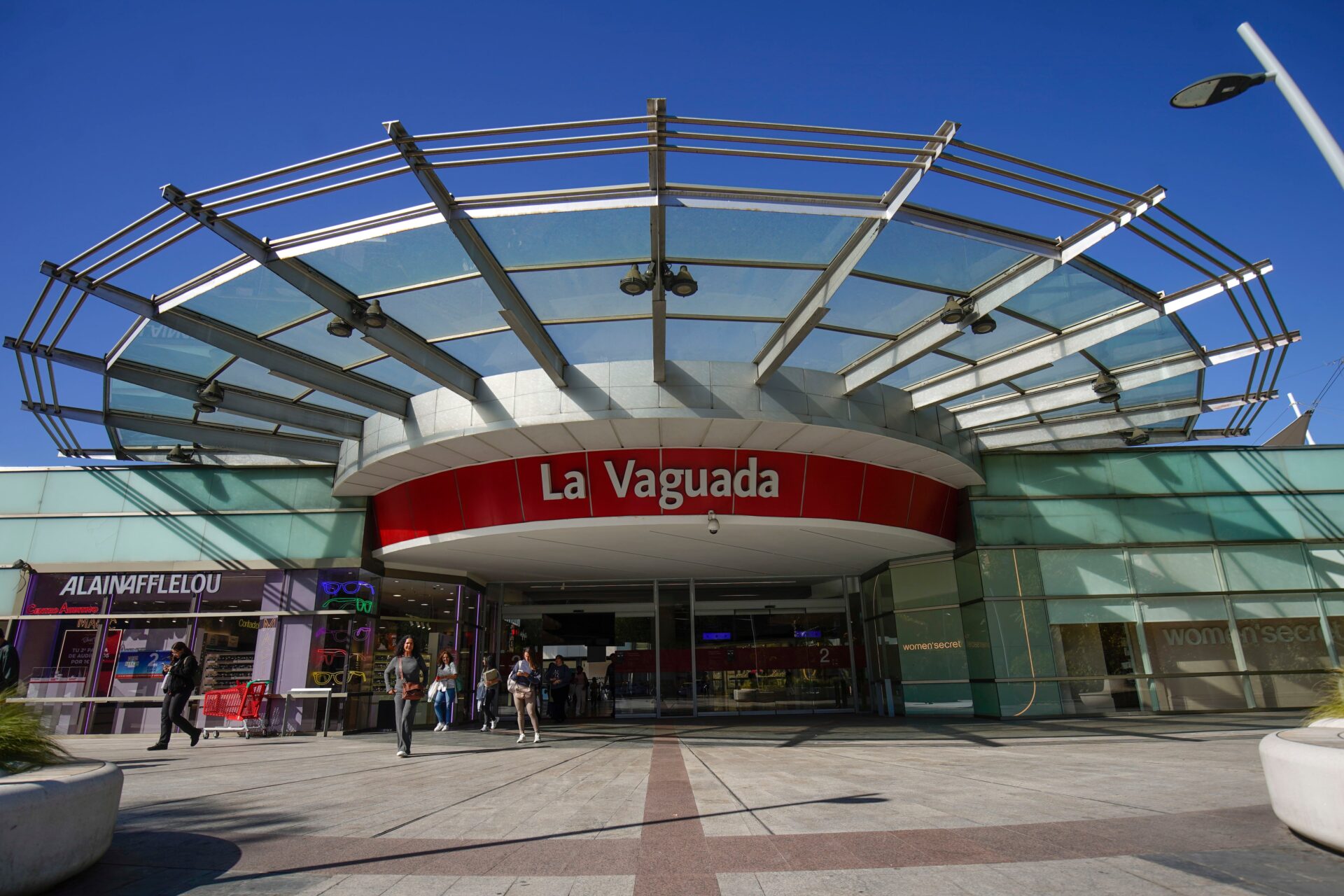 Atraco a las 21.00 en un centro comercial de Madrid: tres encapuchados con un arma semiautomática roban en una joyería