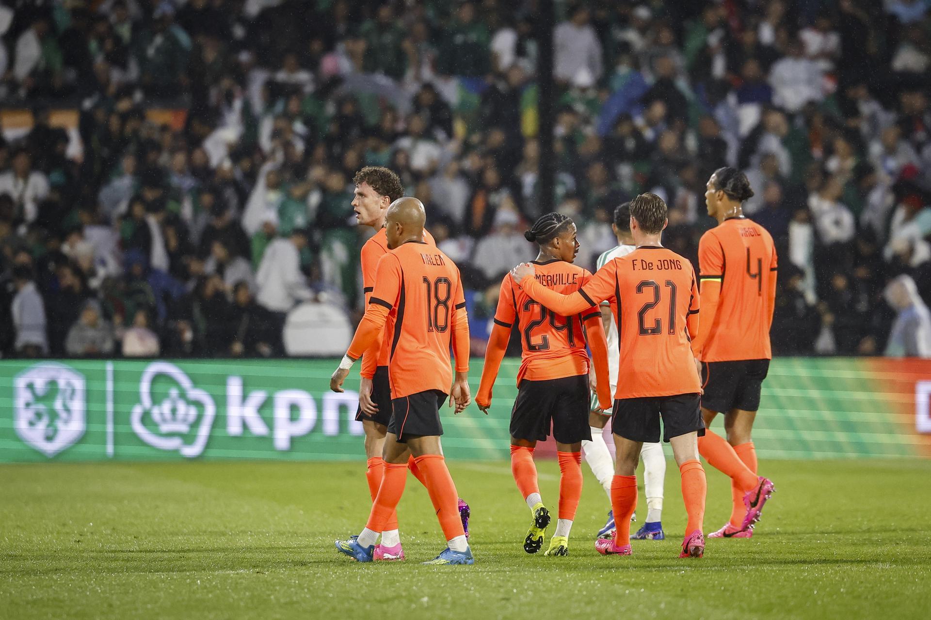 Países Bajos tropieza rumbo al Mundial con derrota ante Argelia