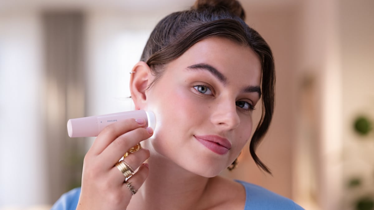 La depiladora facial de Philips que no para de venderse en Amazon: cabe en tu bolso, incluye luz led y está en oferta