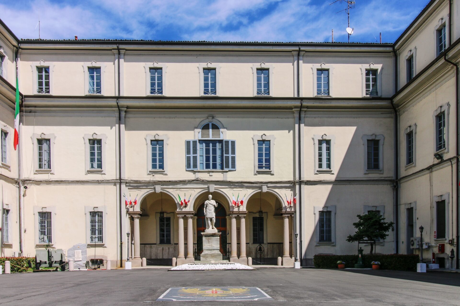 Arrestato professore di una scuola militare di Milano: è accusato di violenza sessuale su allievi