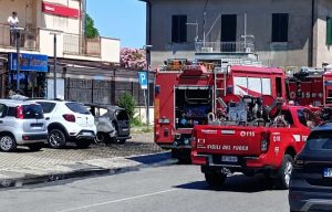 Due auto in fiamme una era a gas: tensione in strada
