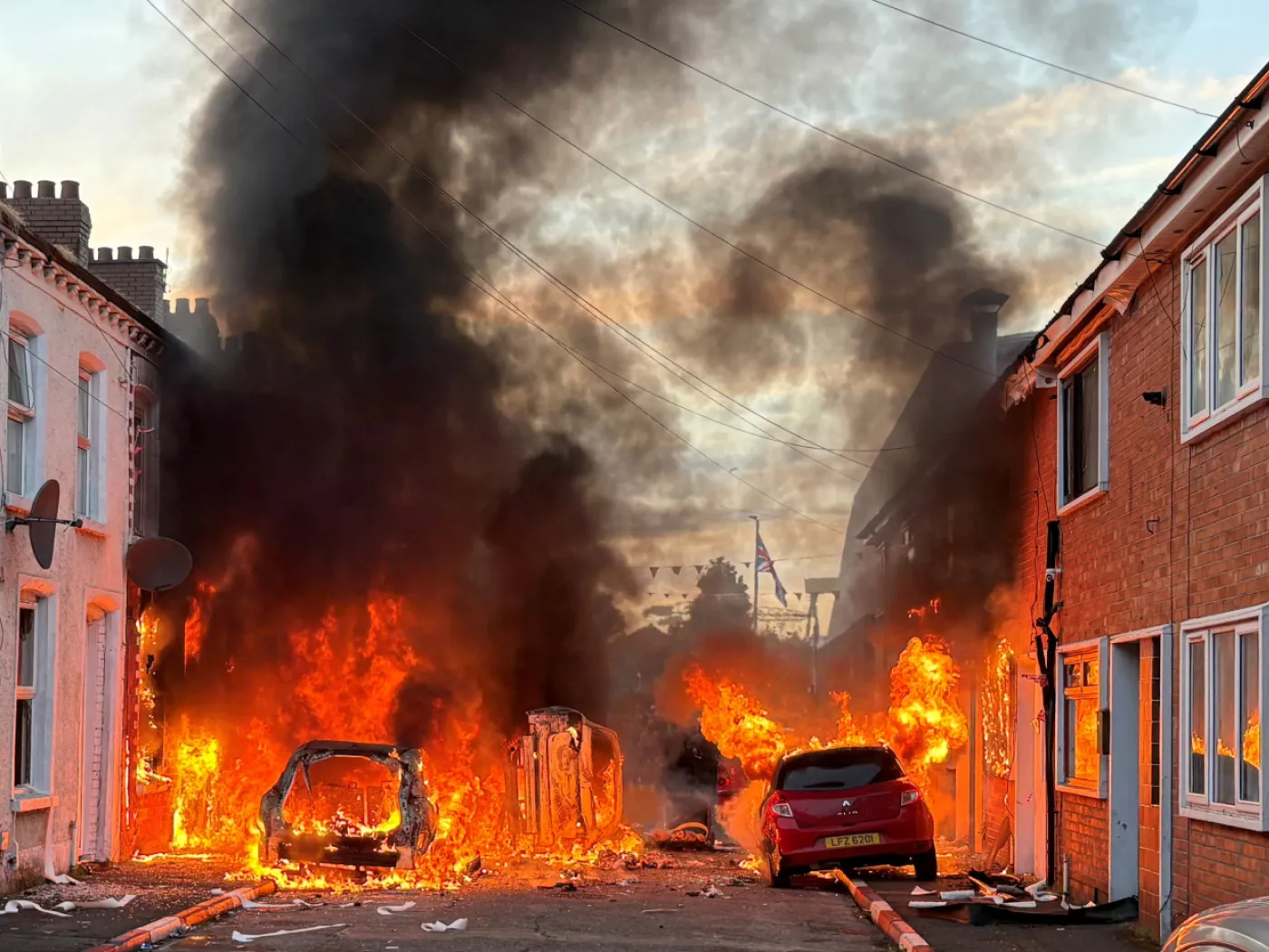 Belfast, un’altra notte di proteste anti-migranti: automobili e case in fiamme