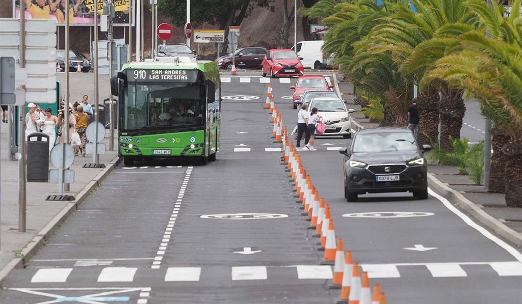 Es oficial: el Ayuntamiento de Santa Cruz activará el carril guagua a Las Teresitas en fines de semana con alerta por calor