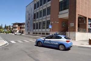Commerciante danneggia auto di fronte al negozio, denunciata