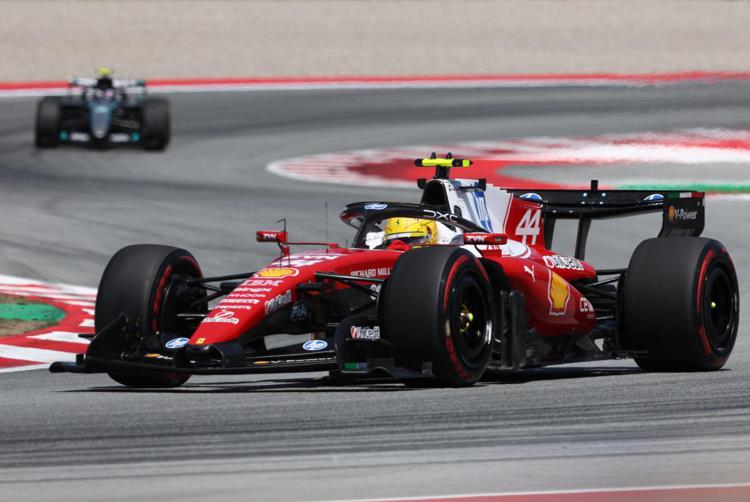 F1 Gp Barcellona, la Ferrari di Lewis Hamilton torna alla vittoria davanti a Russell e Norris