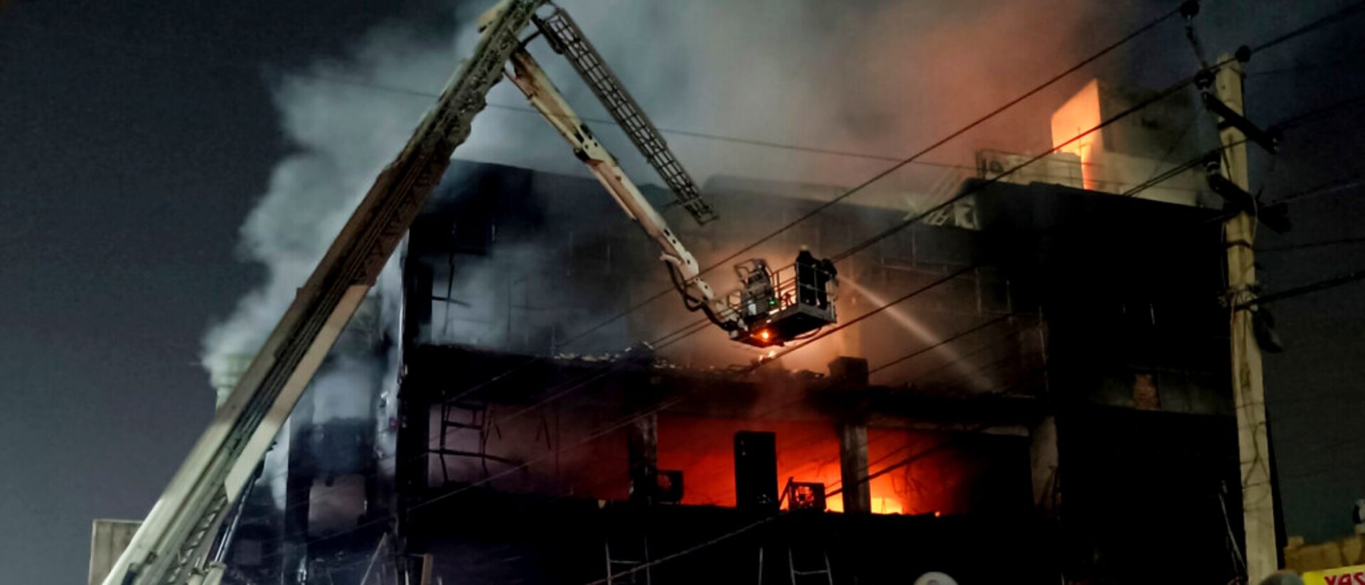 India, incendio in un edificio nella capitale Nuova Delhi: oltre 20 morti e decine di feriti