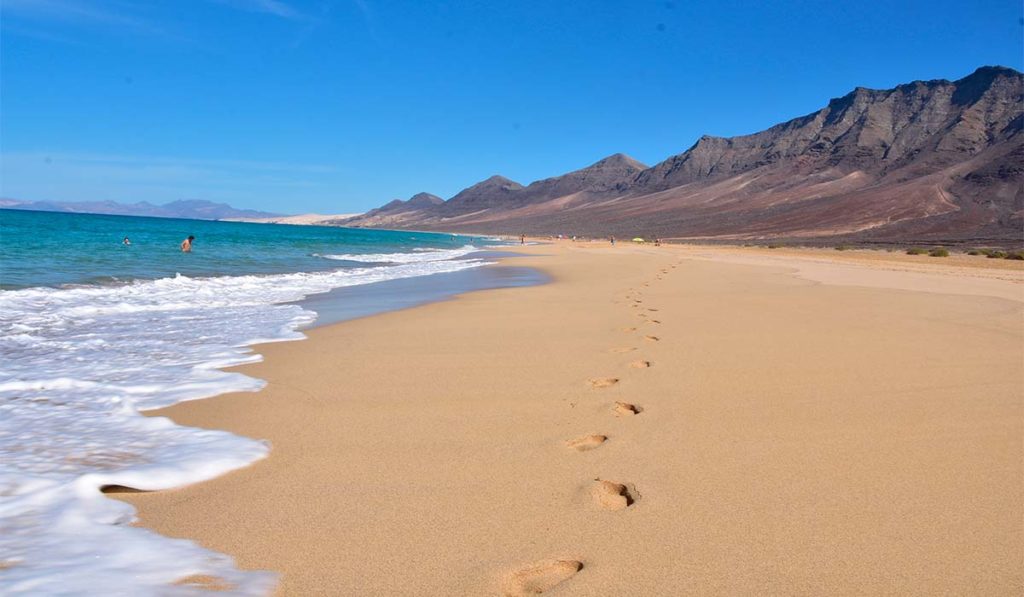 Los expertos lo confirman: la mejor playa de Canarias es un paraíso de 12 km de arena dorada