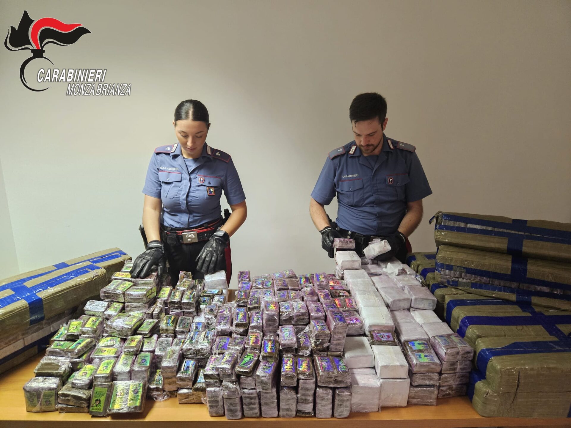 Controlli presso strutture ricettive, sequestrati 275 kg di hashish e 12mila euro: coppia in manette