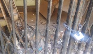 Via Roma, i negozi sfitti diventano discariche