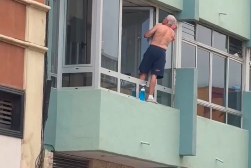 El vertiginoso vídeo de un vecino de Puerto de la Cruz que limpia las ventanas a varios metros de altura